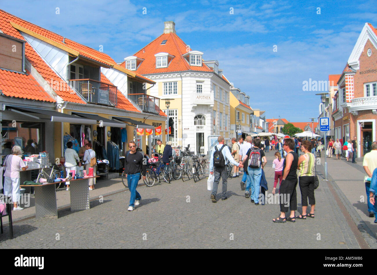 Los turistas paseando por la calle peatonal Sct Laurentii Vej en la idílica ciudad Skagen en Jutlandia, Dinamarca Foto de stock