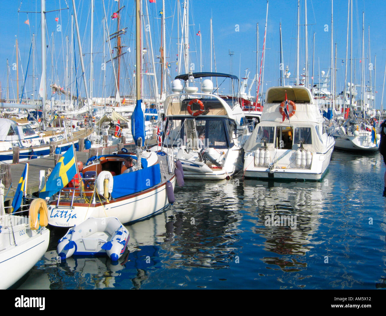 Barcos de vela en el puerto de la ciudad idílica Skagen en Jutlandia, Dinamarca Foto de stock