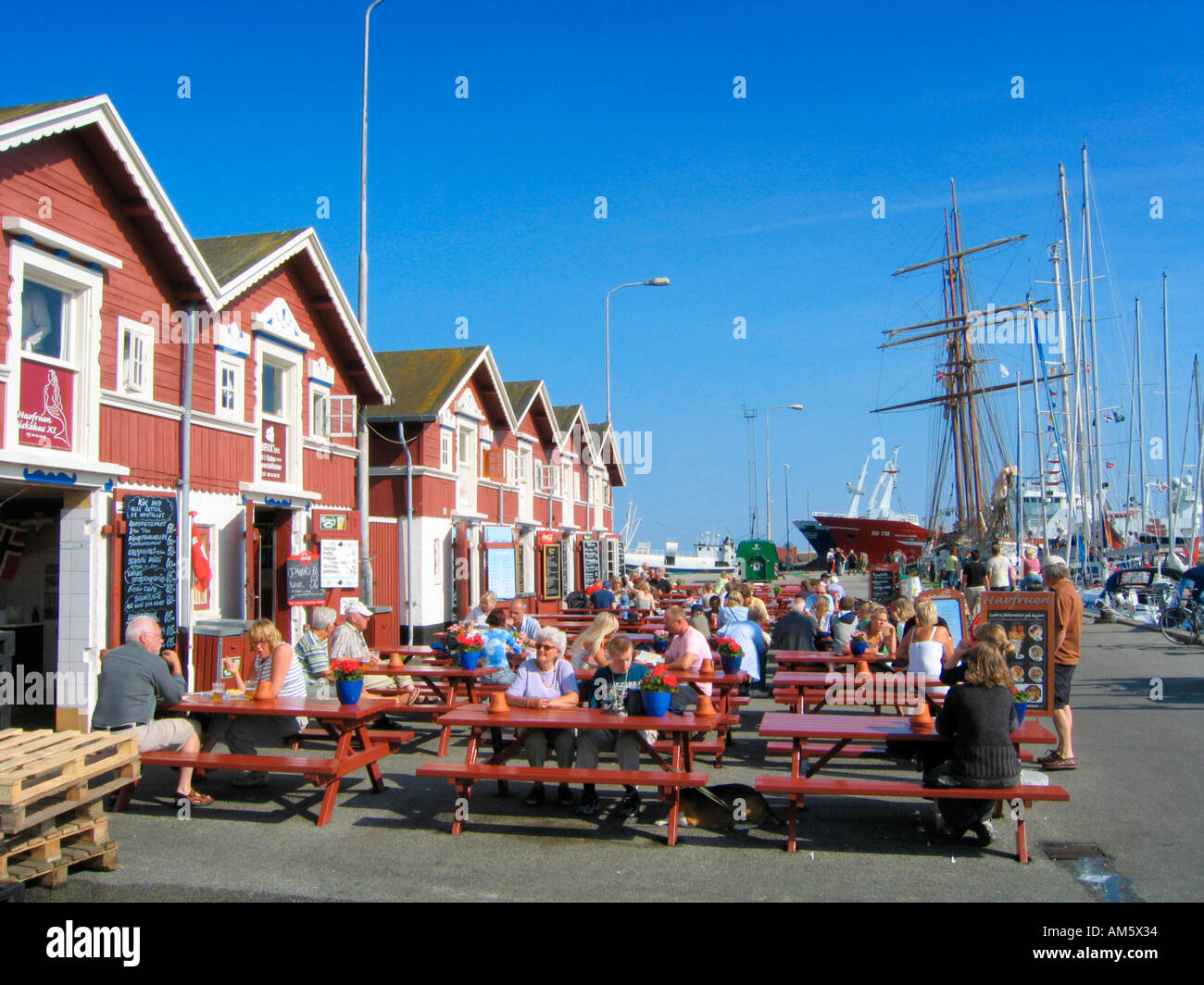 Casa de madera del muelle en la línea de restaurantes de mariscos en el puerto de Fiskehuskaj idílica ciudad Skagen en Jutlandia, Dinamarca Foto de stock