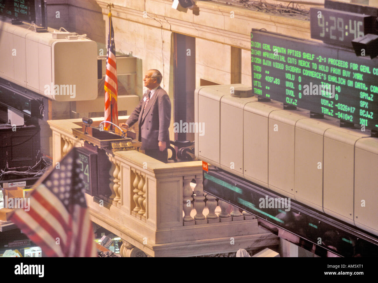 La campana de apertura en la Bolsa de Nueva York Wall Street Nueva York, NY  Fotografía de stock - Alamy