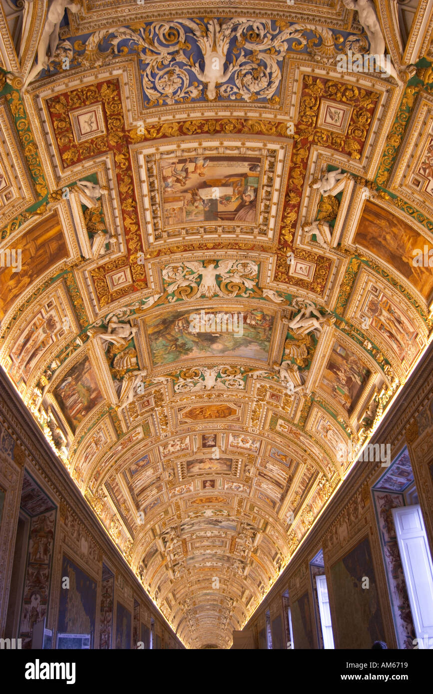 Un techo abovedado, pintado en el Mapa de habitación. Museo del Vaticano, Roma, Lazio, Italia. Foto de stock