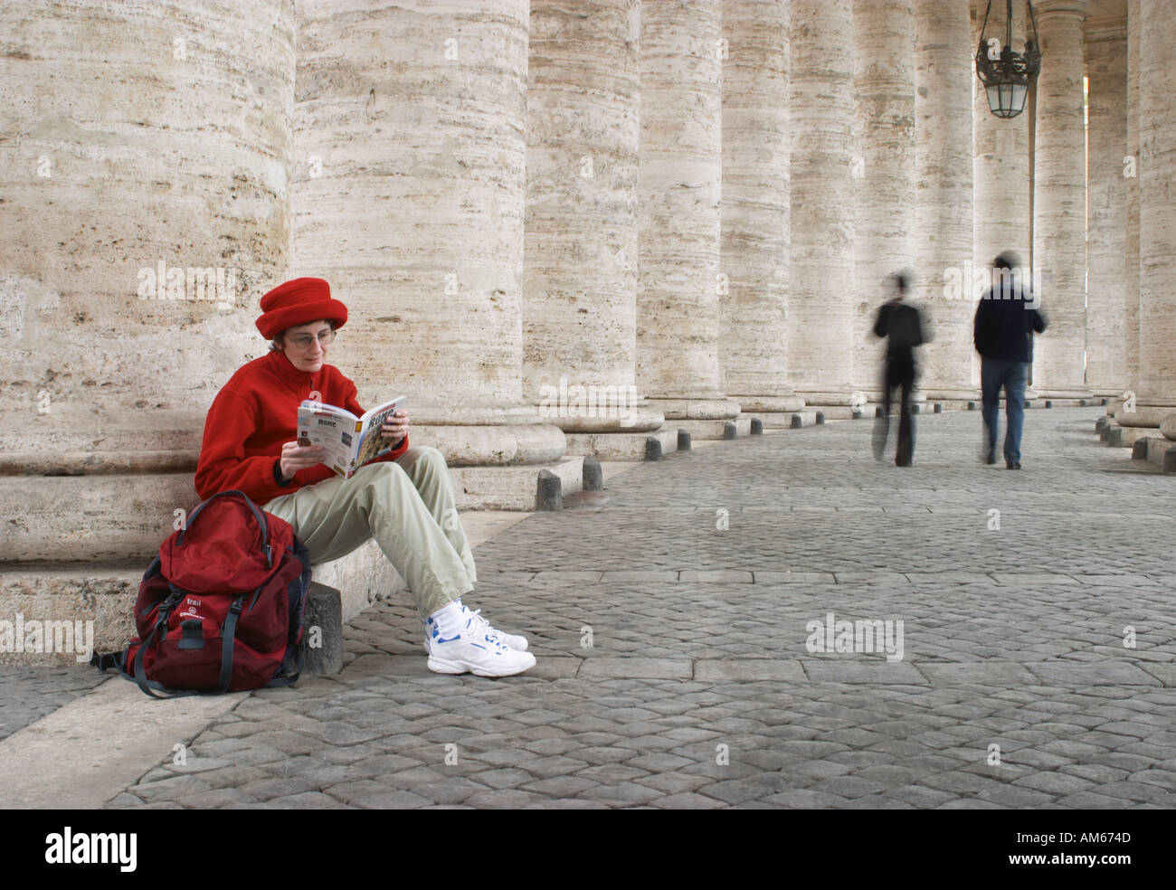 Un turista lee un libro guía de Roma en la Piazza San Pietro (Plaza de San Pedro de Roma). La Plaza de San Pedro, en Roma, Lazio, Italia. Foto de stock