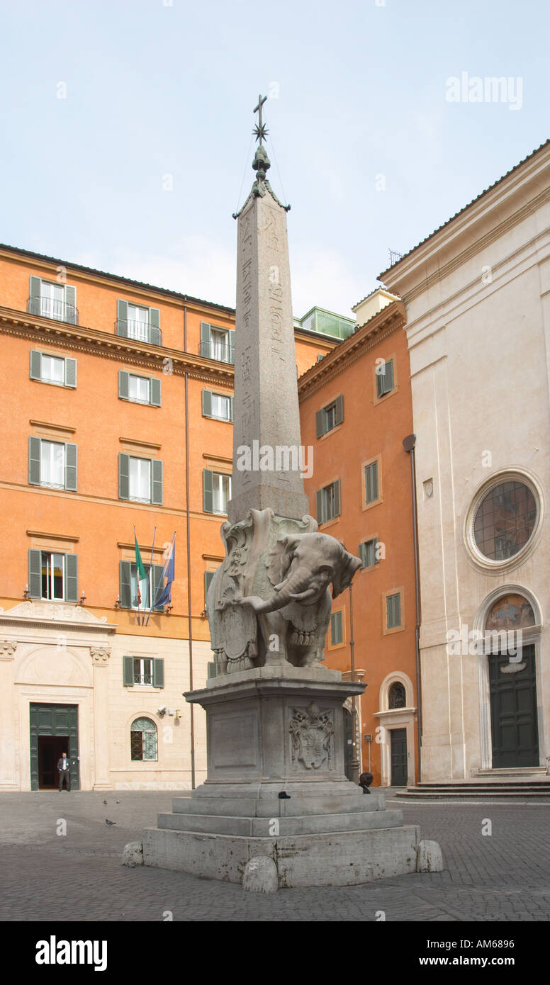 Escultura de un elefante llevando un obelisco Foto de stock
