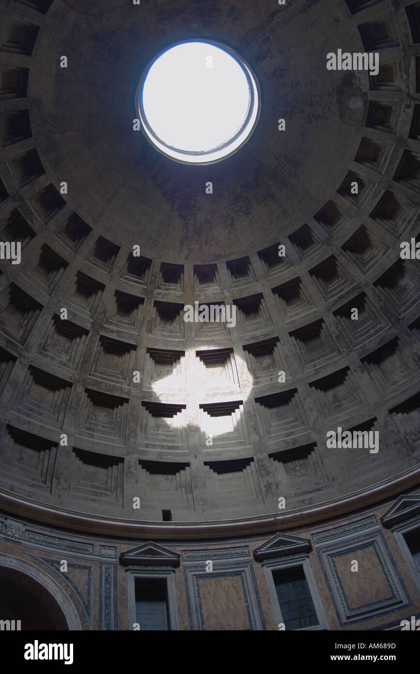La cúpula y el Oculus. El Panteón, Roma, Lazio, Italia. Foto de stock