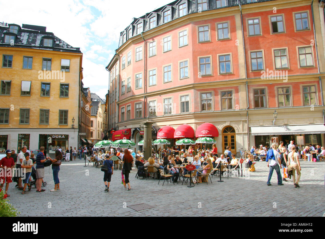 Turismo y cafeterías en Järntorget significado cuadrados de hierro en la  ciudad vieja de Estocolmo, Suecia Fotografía de stock - Alamy