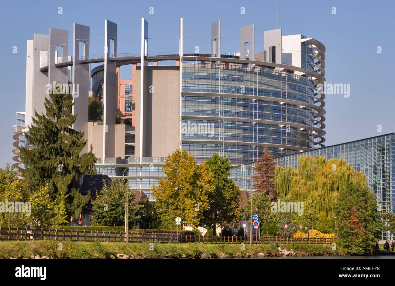 La torre del edificio Louise Weiss del Parlamento Europeo, en Estrasburgo, Francia Foto de stock