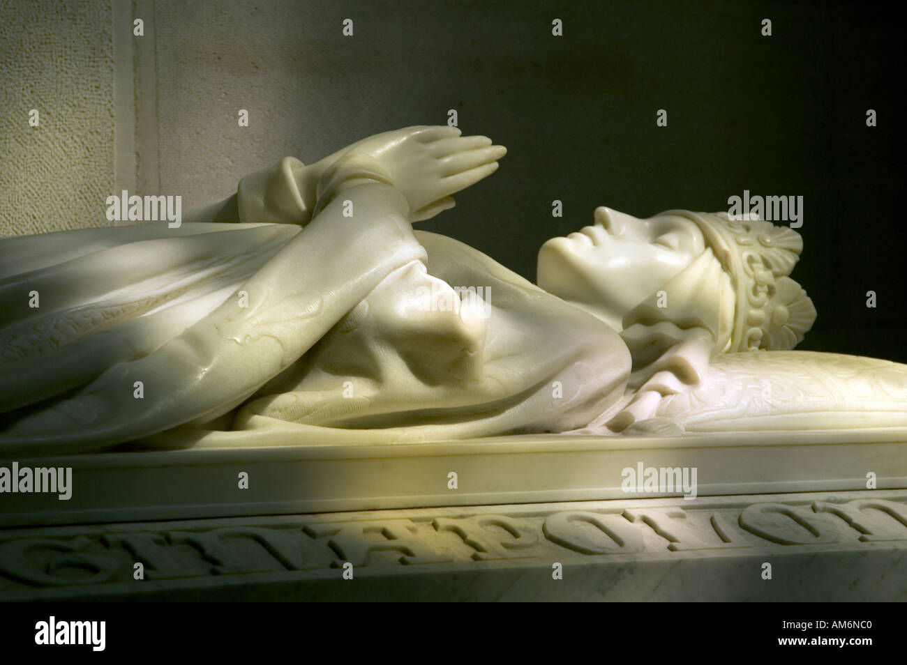 El sarcófago de la reina Eduvigis de mármol de Carrara la catedral del Wawel en Cracovia Polonia Foto de stock