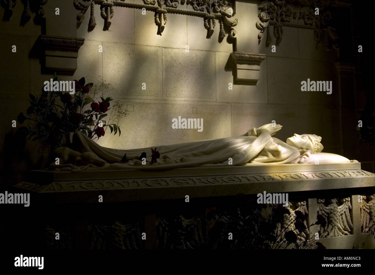 El sarcófago de la reina Eduvigis de mármol de Carrara la catedral del Wawel en Cracovia Polonia Foto de stock