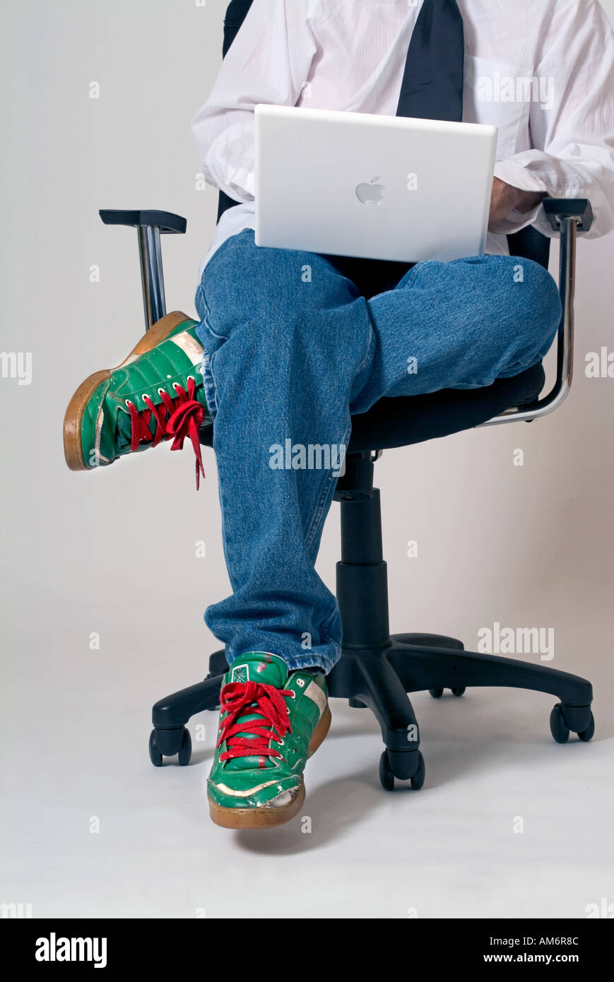 Joven ejecutivo en vestimenta casual blue jeans y zapatillas de tenis verde  rojo con encajes Fotografía de stock - Alamy