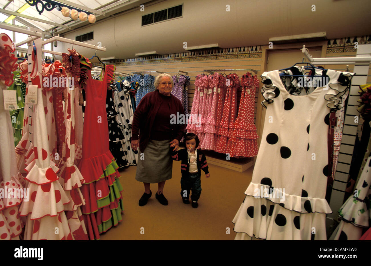 Jerez la comprar un traje de flamenca en El Corte Ingles Fotografía de stock - Alamy