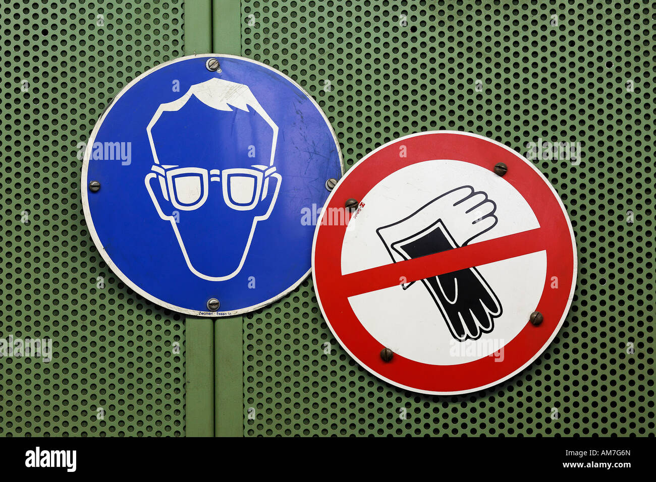 Artículo firmar gafas de seguridad, guantes de trabajo ningún signo de peligro, Alemania Foto de stock