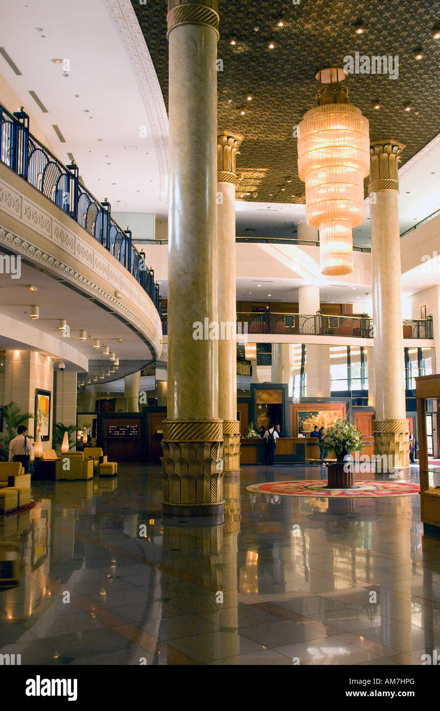 El vestíbulo del hotel Hilton Hanoi Foto de stock