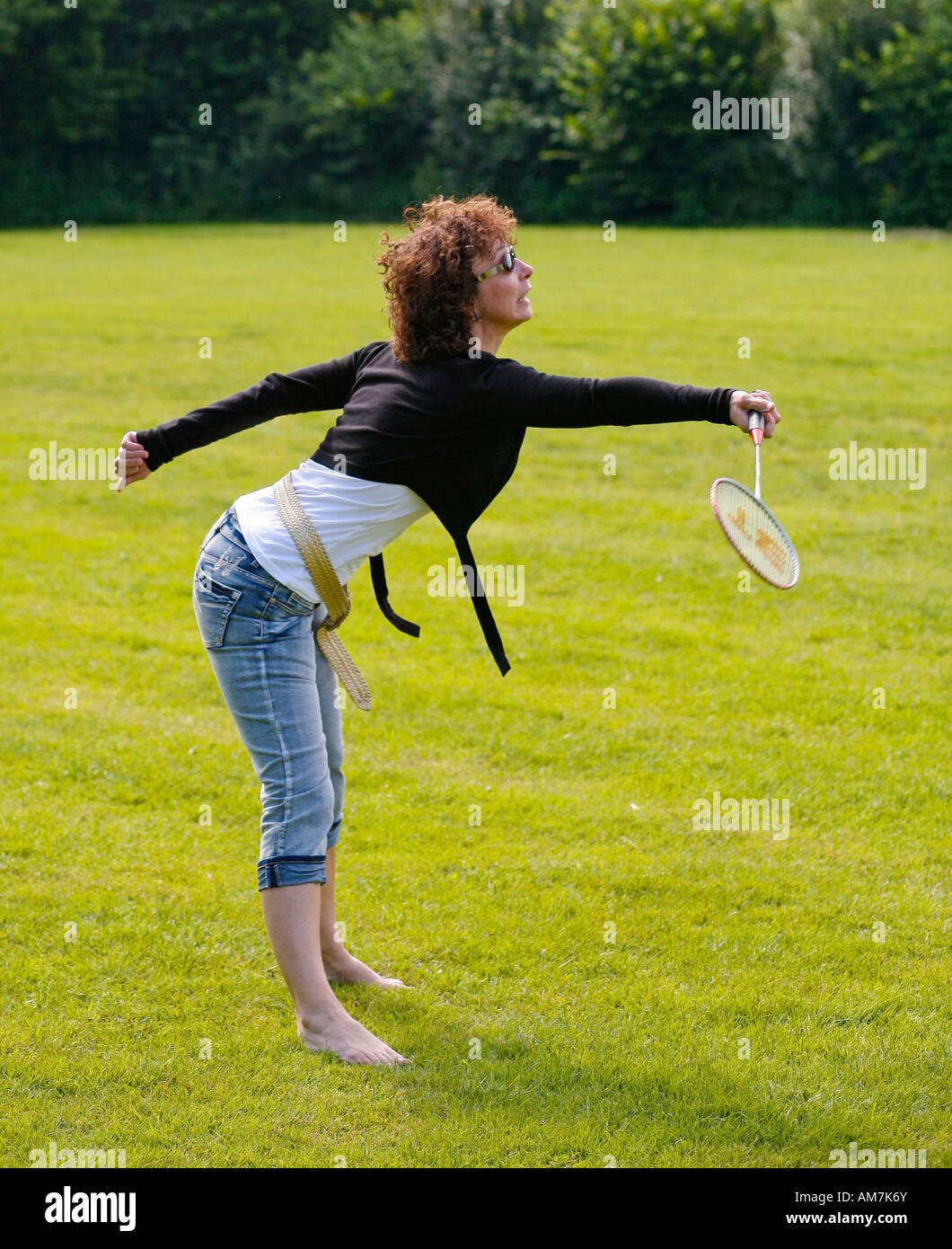 Mujer haciendo deporte en una pradera en su tiempo libre, Kayhude, Alemania Foto de stock