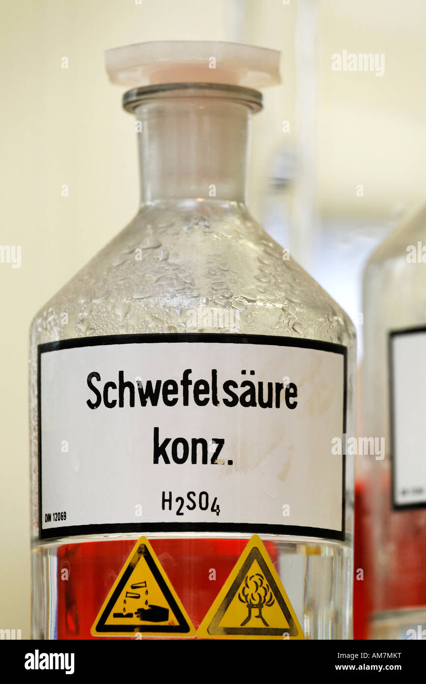 Botella de ácido sulfúrico, laboratorio en el Hrichshuette, museo industrial, Hattingen, NRW, Alemania Foto de stock
