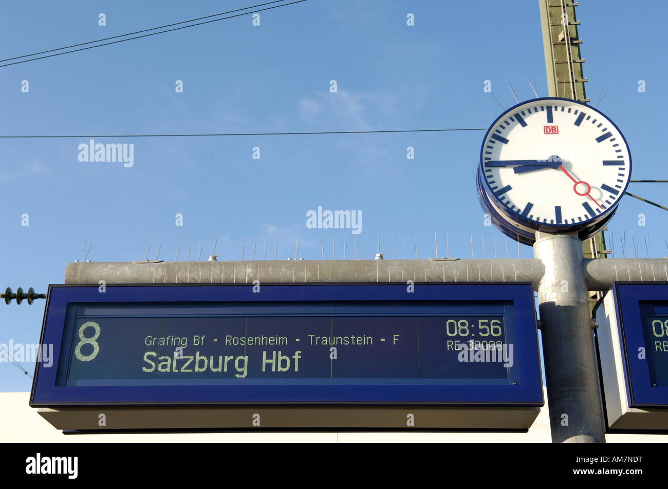 Panel de visualización y reloj en una estación de tren, Baviera, Alemania Foto de stock