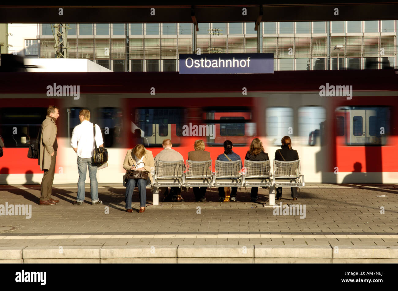 La gente esperando en la plataforma de salida de la estación de Ostbahnhof, Munich, Baviera, Alemania Foto de stock