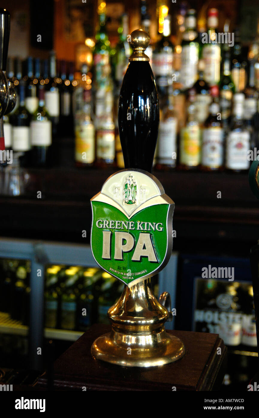 Bomba de cerveza Greene King IPA en el pub Foto de stock