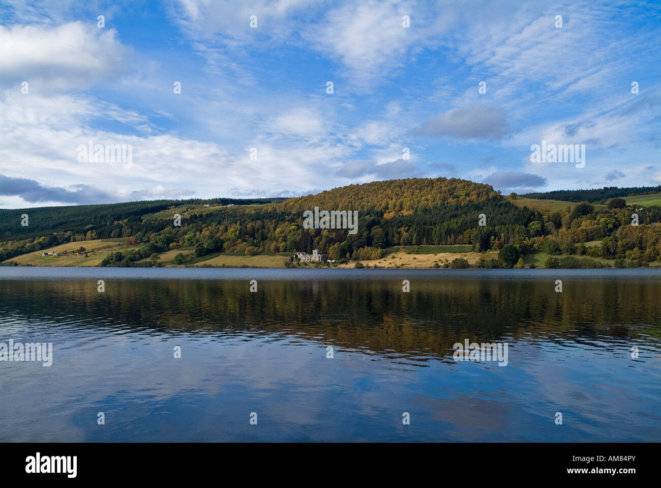 dh Escocés Lago Tummel STRATHTUMMEL PERTHSHIRE Highlands Bosque lochside Tay Park Shore Highland pintorescos lagos azul cielo hermoso paisaje Escocia Foto de stock