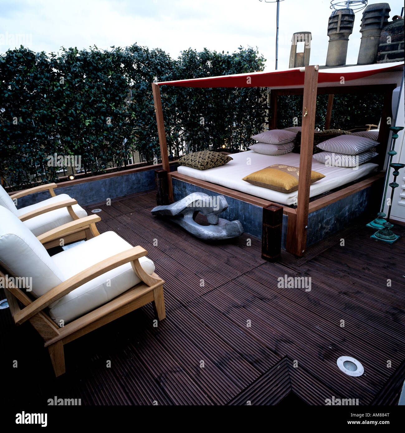 Jardín en la azotea, un sofá cama y terraza con toldo Fotografía de stock -  Alamy