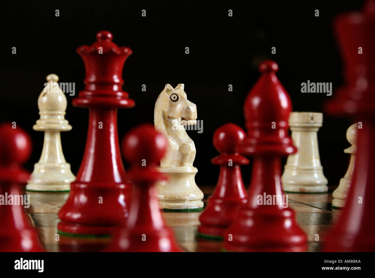 Rojo y blanco piezas sobre un tablero de ajedrez, chessmen, bodegón