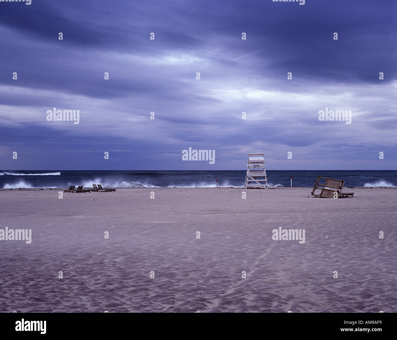 Playa vacía durante la tormenta, Playa de los Hamptons, en Long Island, Nueva York, EE.UU. Foto de stock