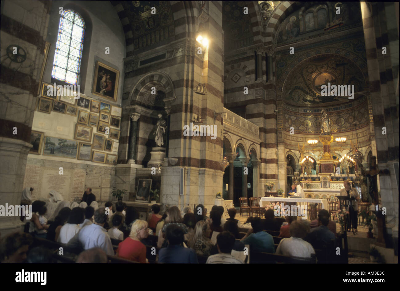 Francia Marsella la primera Comunión Misa dentro de la catedral de Notre Dame de la Garde Basílica Foto de stock