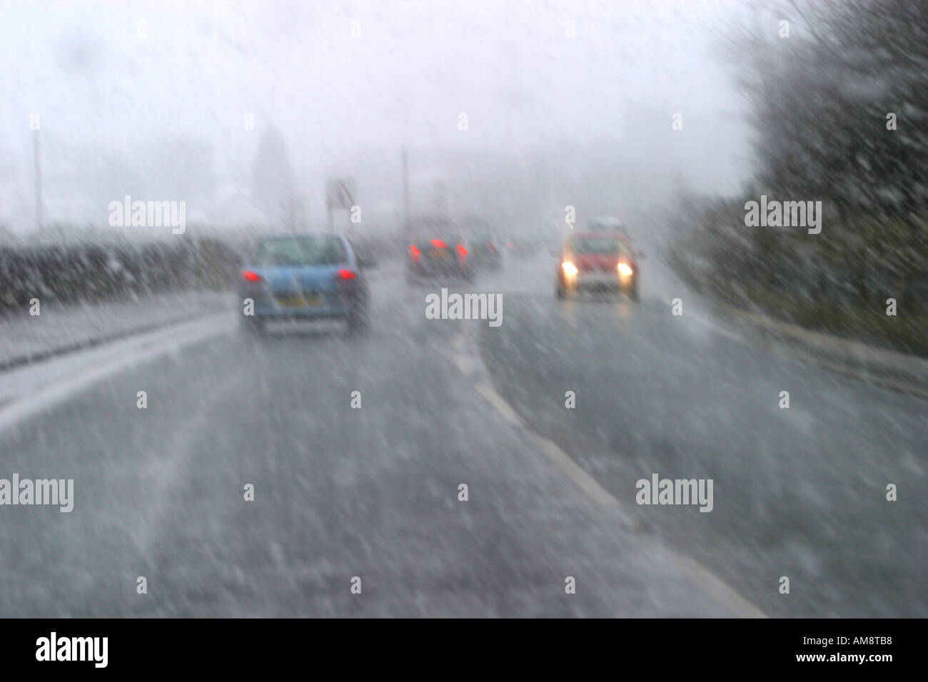 Vía urbana de conducción en coche con aguanieve y nieve Foto de stock