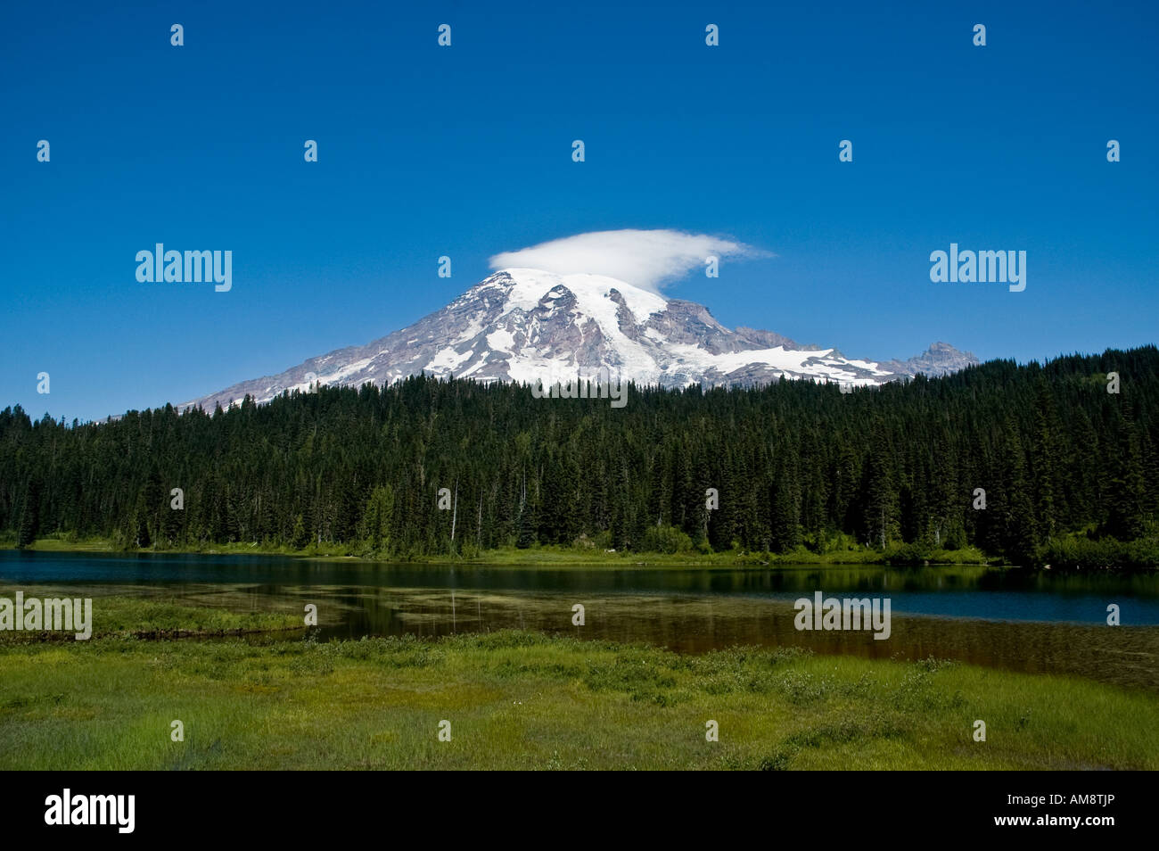 Mount Rainier con nube lenticular Foto de stock