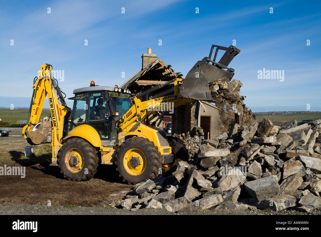 Dh Digger demolición Construcción del tractor antiguo edificio británico  limpiar residuos de acción demoliendo casas demolidas Fotografía de stock -  Alamy