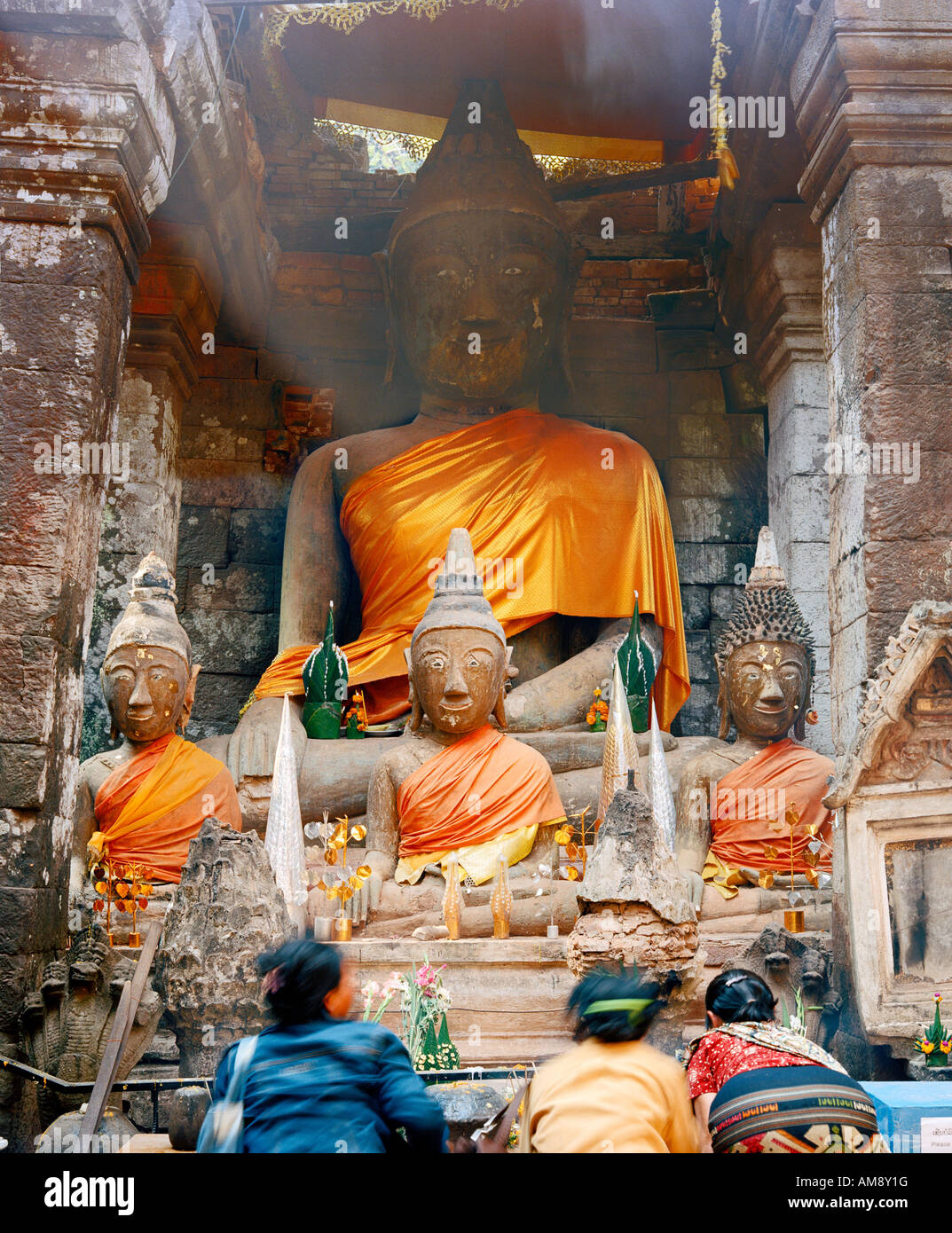 Tempels Wat Phou en Champasak mit 4 Budas koboldartigen santuario principal de un templo con buddhistic gremlin como las figuras Foto de stock