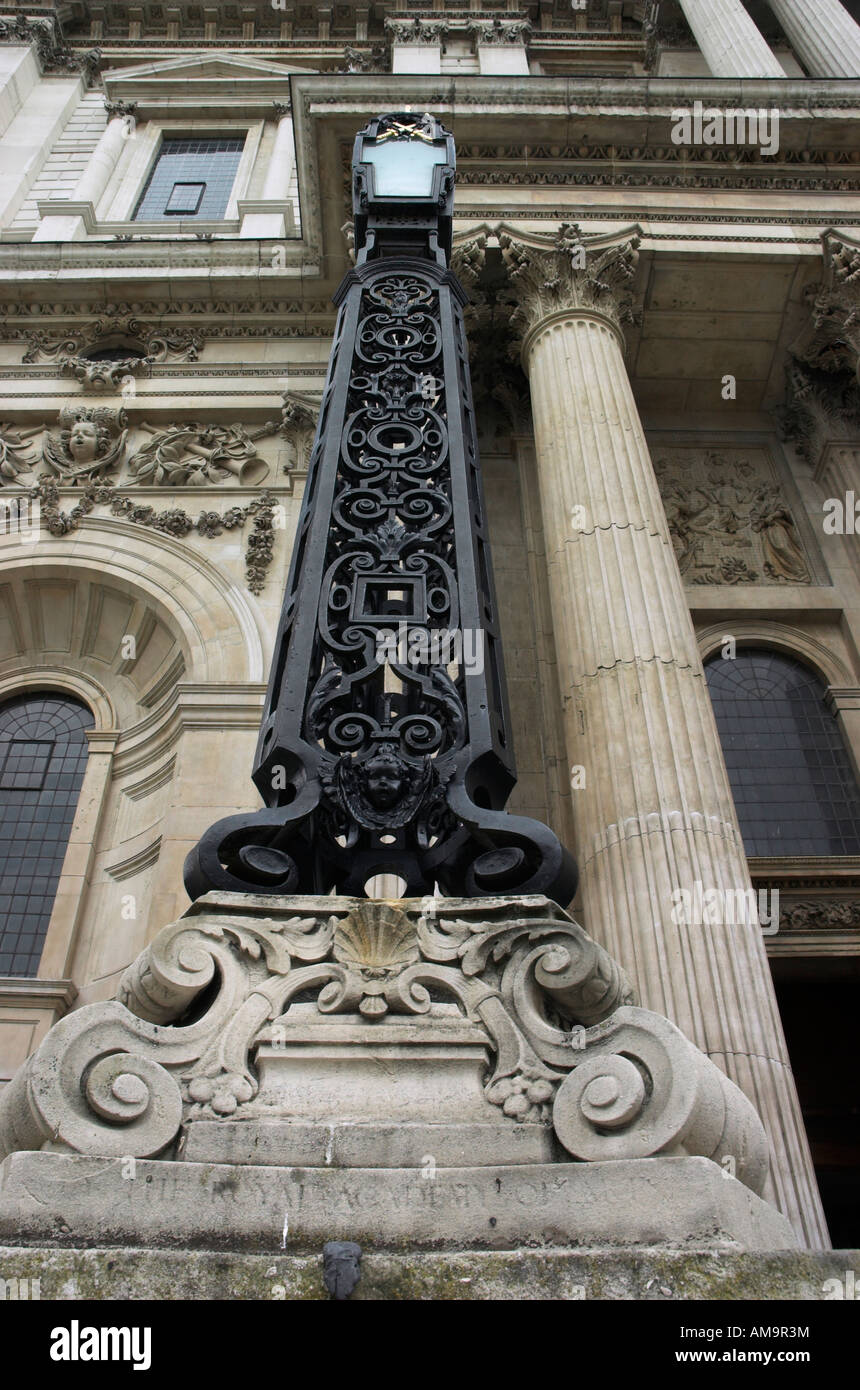 Mirando hacia arriba a las columnas y una lámpara de decoración de San Pablo de Londres Foto de stock