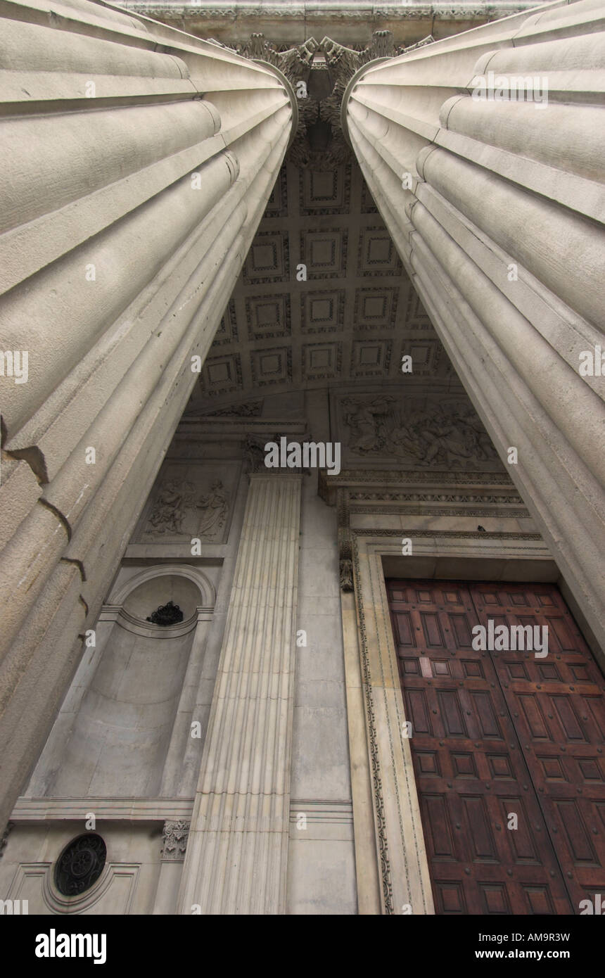 Mirando hacia arriba a las columnas de San Pablo de Londres Foto de stock