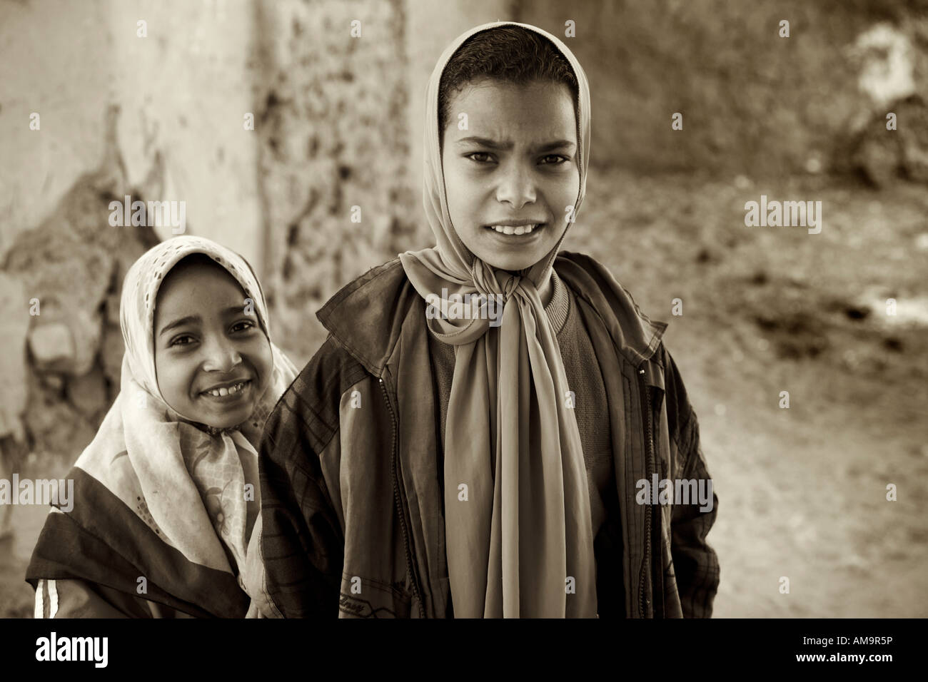 Dos jóvenes sonrientes muchachas egipcias en fulares , Egipto , África Foto de stock