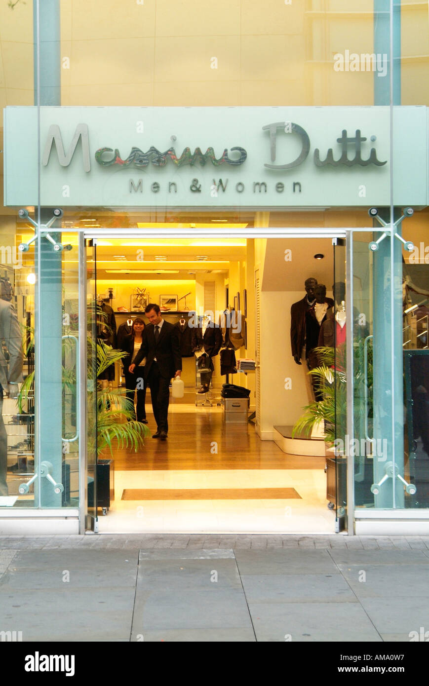 Massimo Dutti shop front department store retail Reino Unido Reino Unido  Inglaterra Europa GB Gran Bretaña UE Unión Europea Fotografía de stock -  Alamy