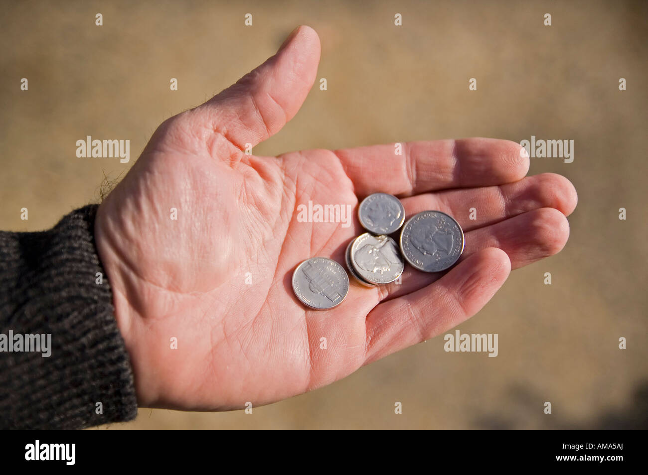Abra hombre mano ofreciendo Monedas U.S. Foto de stock