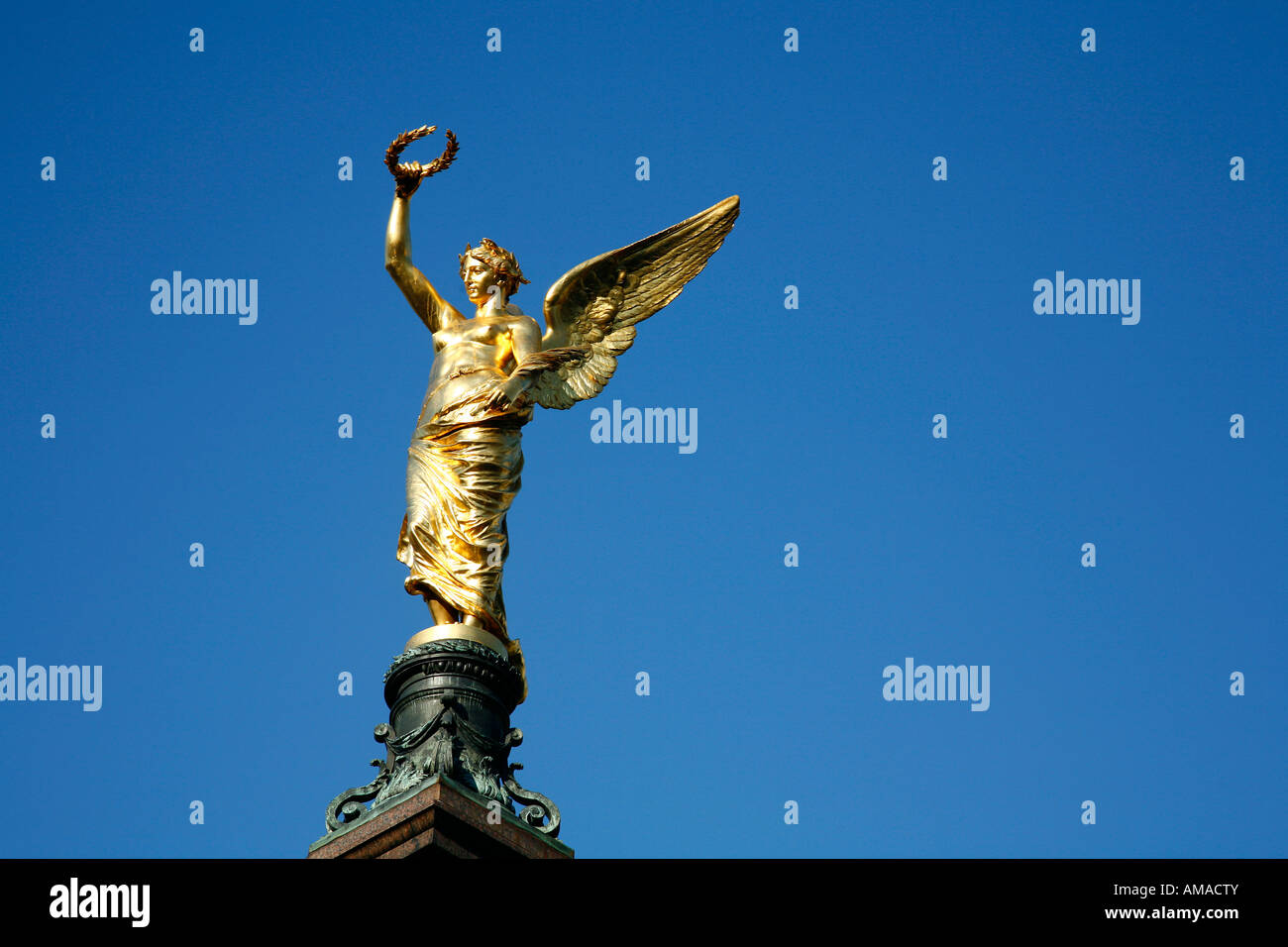 Ago 2008 - Golden Angel Liebenberg monument Viena Austria Foto de stock