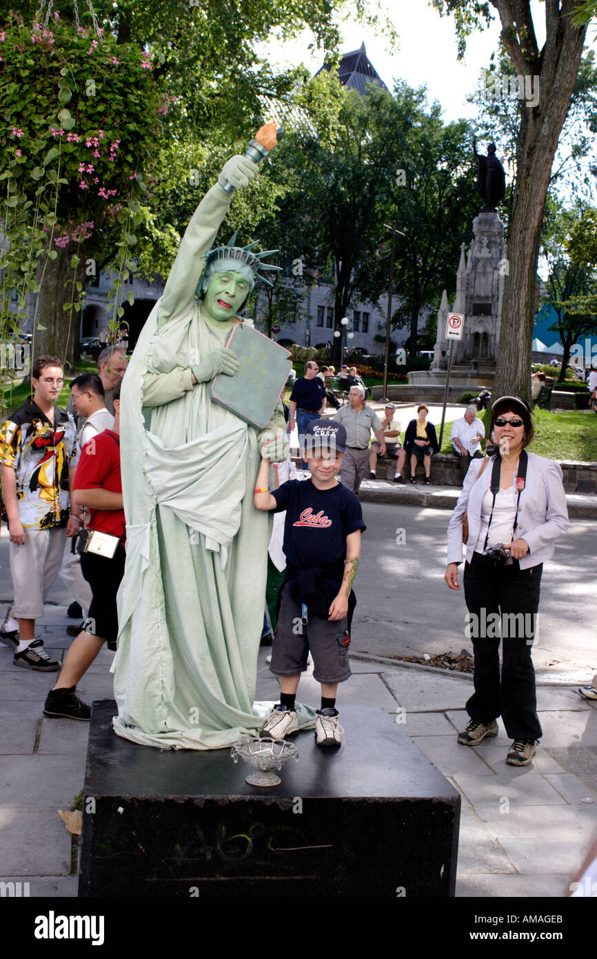 Un imitador de la Estatua de la libertad de realizar en la Ciudad de Quebec, Canadá Foto de stock