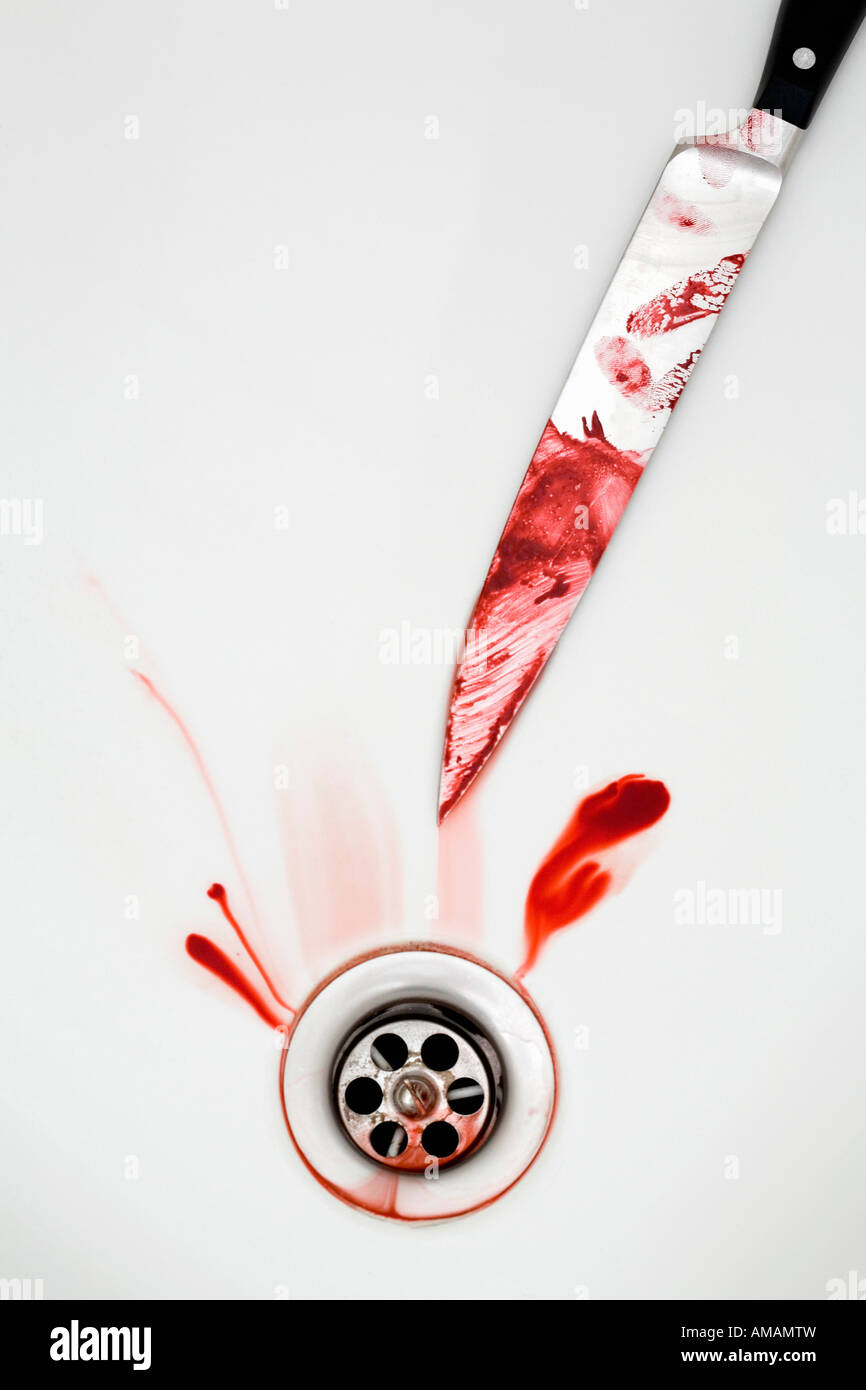 Un cuchillo con sangre en el baño Fotografía de stock - Alamy