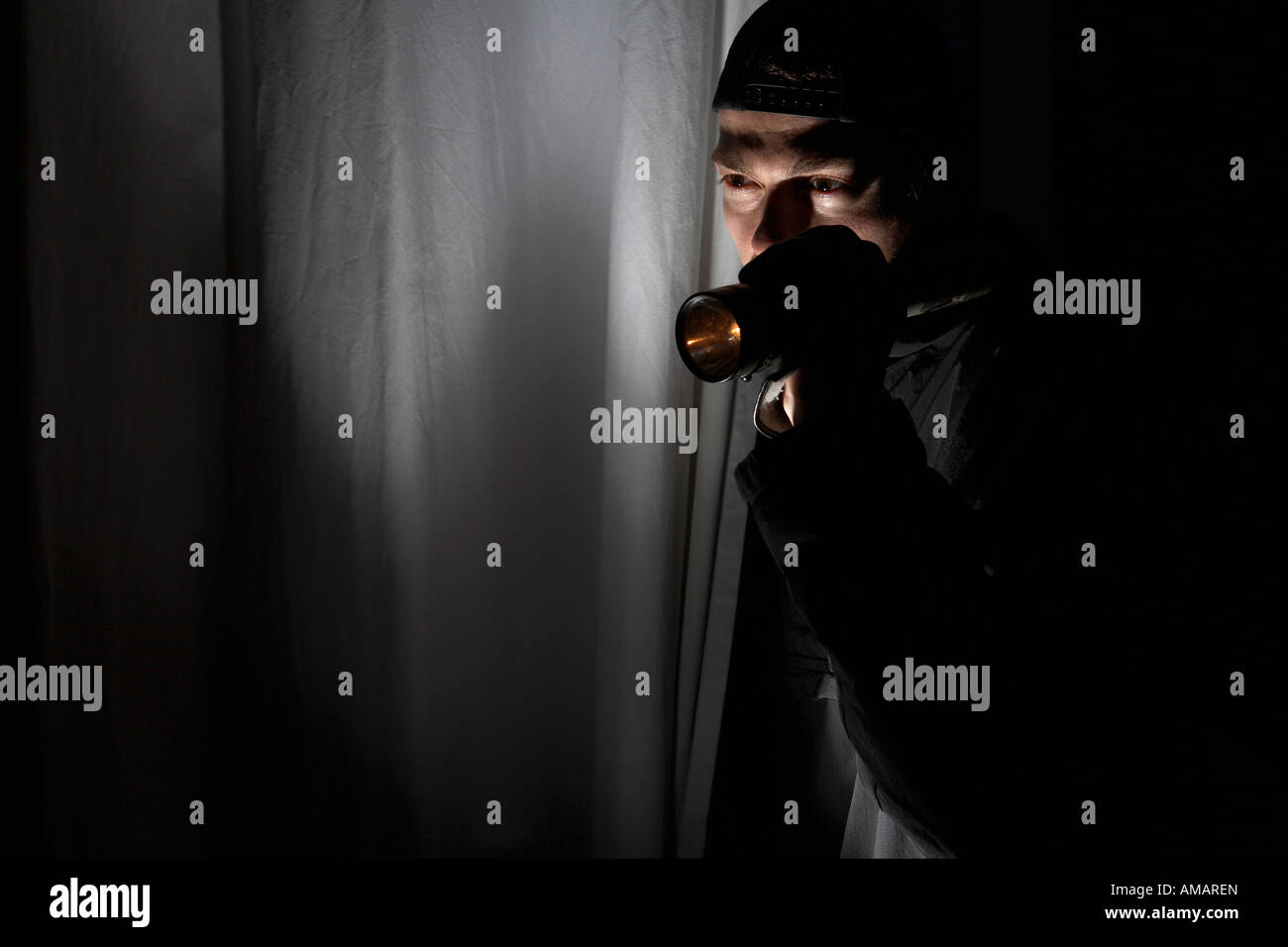 Un hombre con una linterna en la oscuridad Fotografía de stock - Alamy