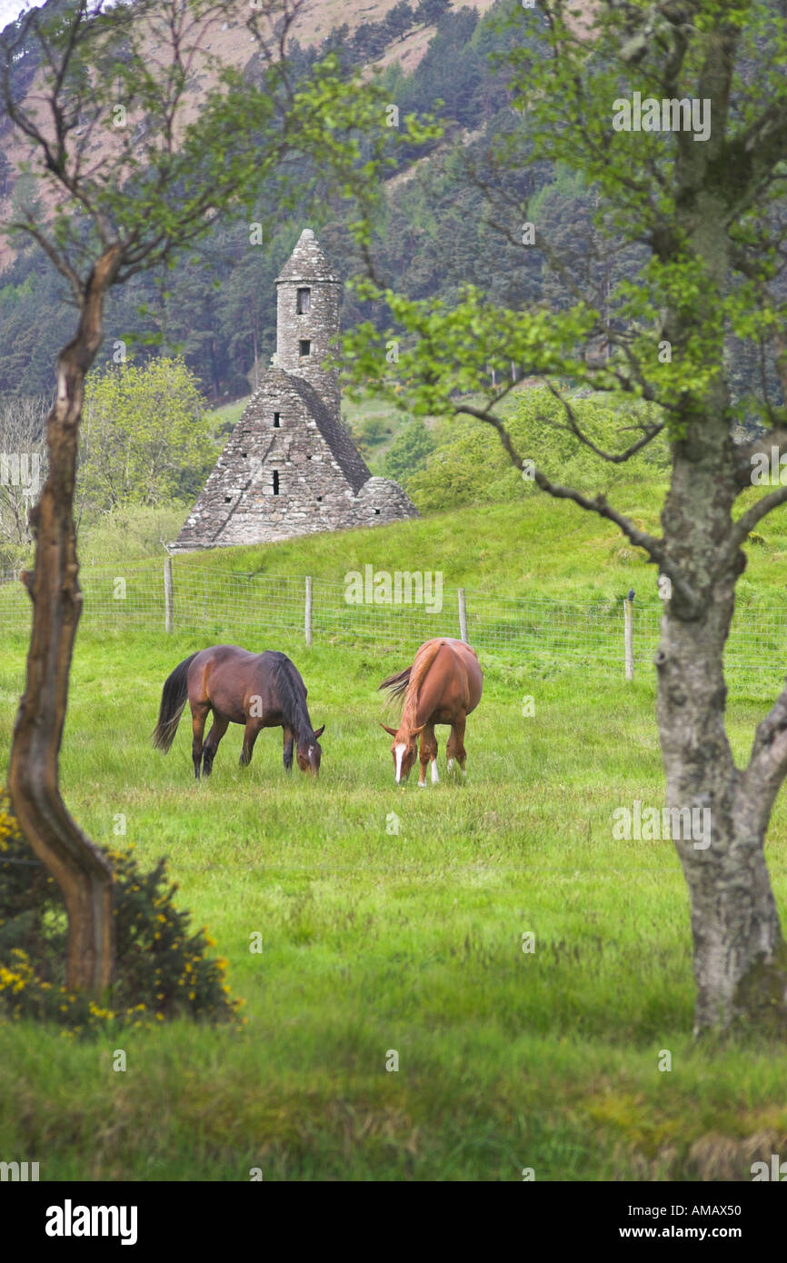 Una vista del conjunto monástico de Glendalough Co Wicklow Irlanda Foto de stock