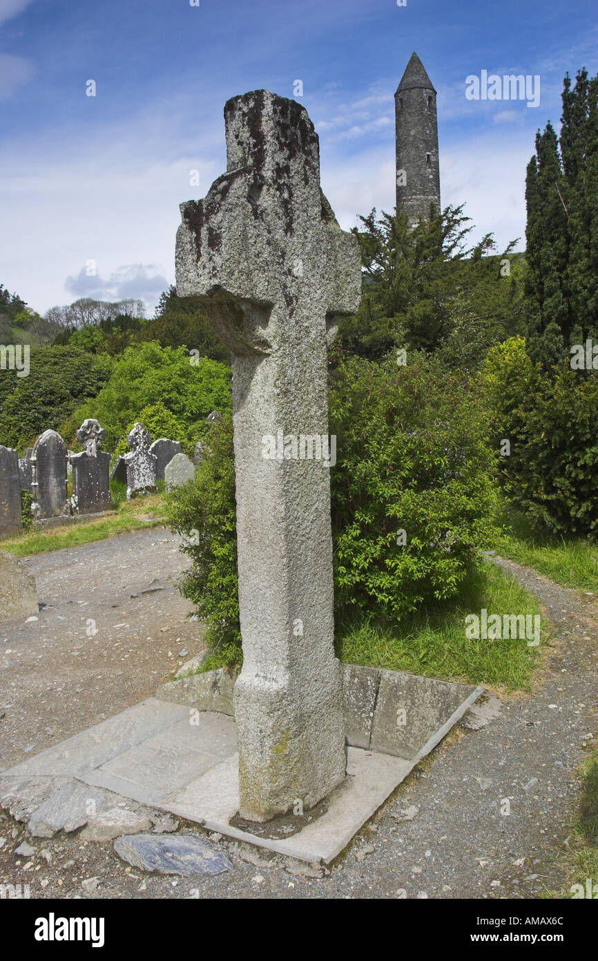 San Kevin s Cross en Glendalough Co Wicklow Irlanda en el fondo es la torre redonda Foto de stock