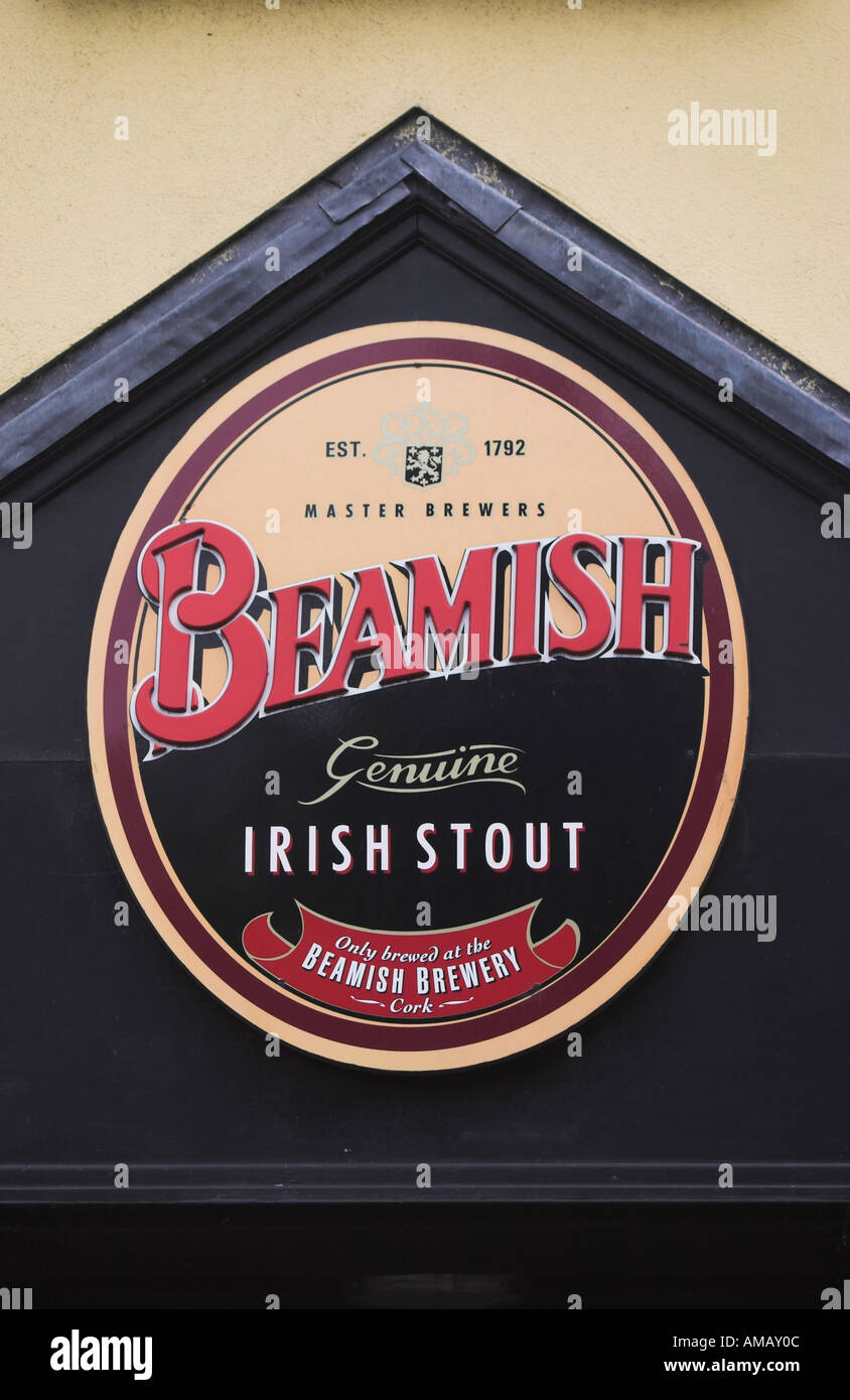 Un signo de Beamish Irish Stout en el lateral de un pub Cork Ireland Foto de stock