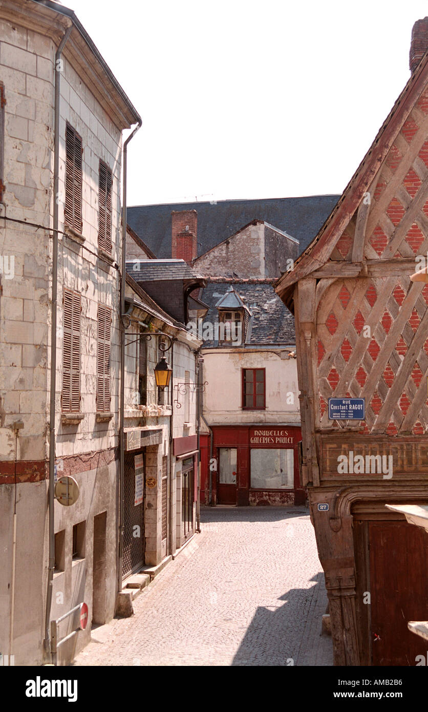 Escena callejera en St Aignan en el Valle del Loira Francia Cher Foto de stock