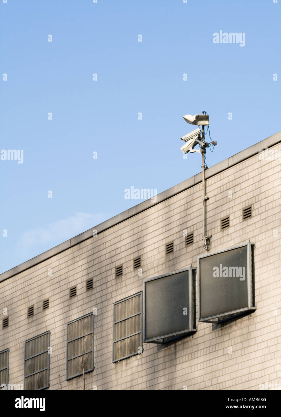 Cámaras de vigilancia en el techo del bloque de celdas de la prisión, cielo azul Foto de stock