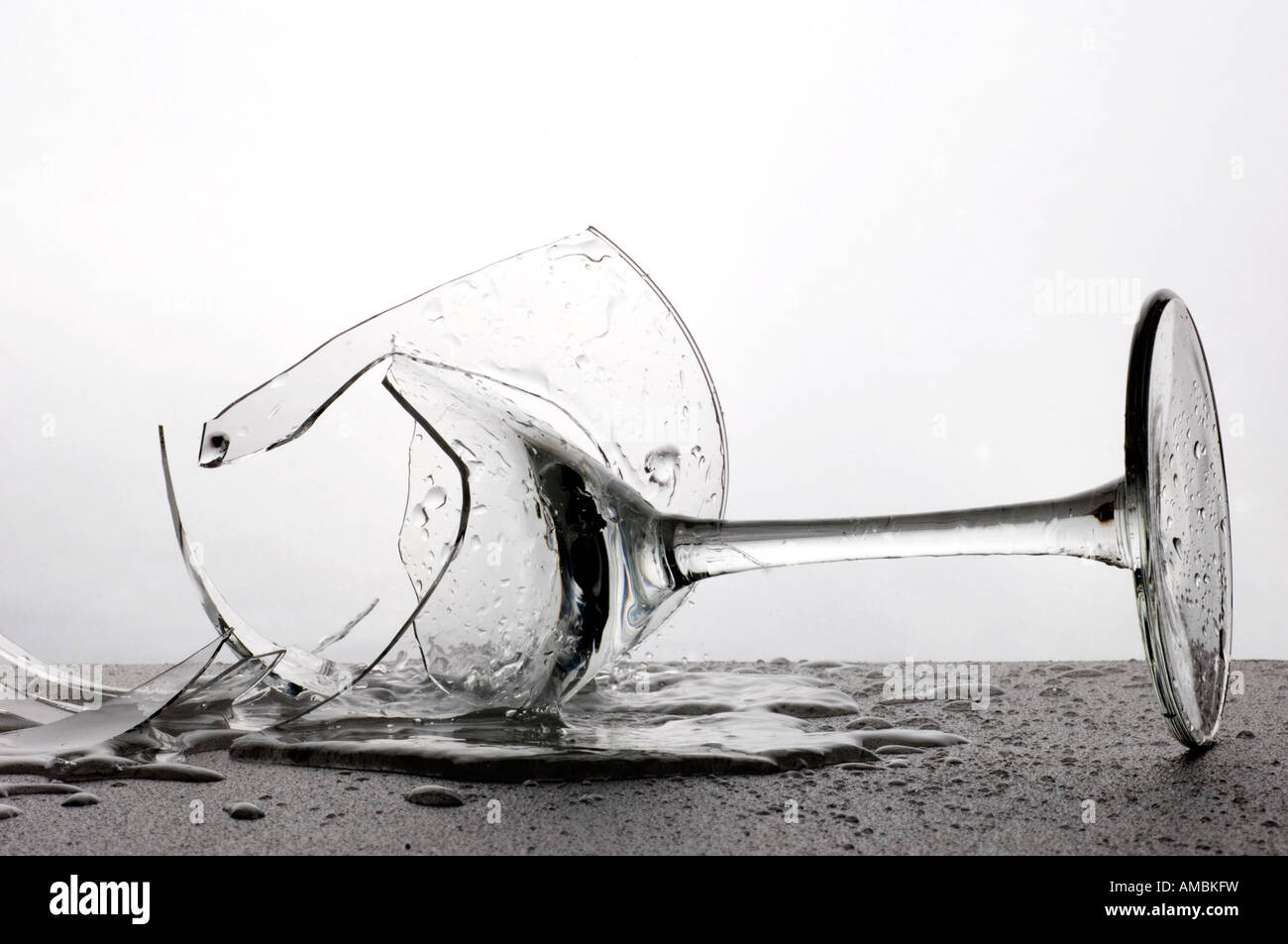 Broken drinking glass fotografías e imágenes de alta resolución - Alamy