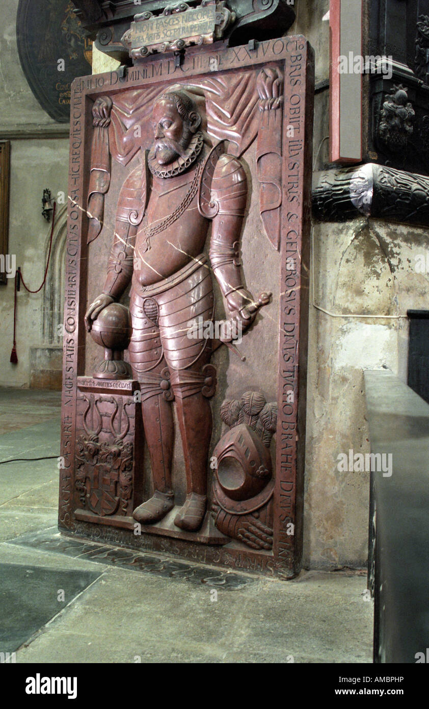 La tumba de Tycho Brahe, una lápida esculpida está delante del altar en la iglesia de Tyn, Praga República Checa Foto de stock