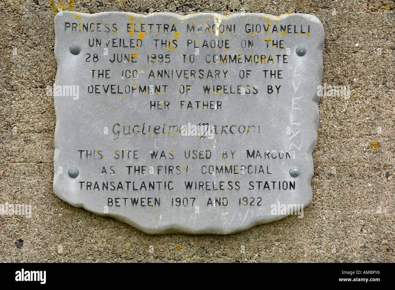 Placa a Marconi en el sitio del primer transmisor de radio comercial transatlántico, cerca de Clifden, Connemara, Condado de Galway, Irlanda Foto de stock