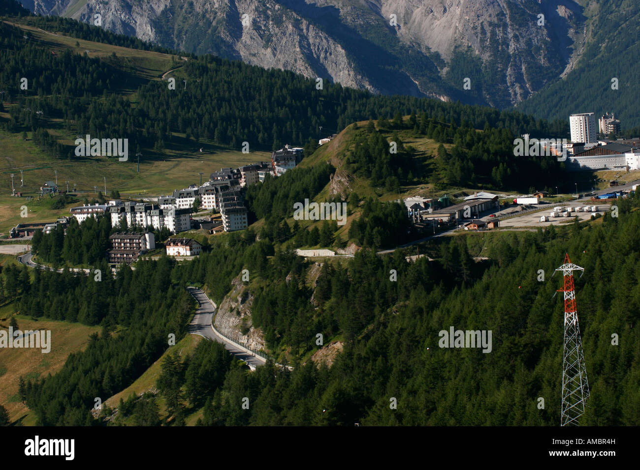 Sestriere visto desde la carretera a Col Basset. Alta Valle de Susa, en Piamonte, Italia Foto de stock