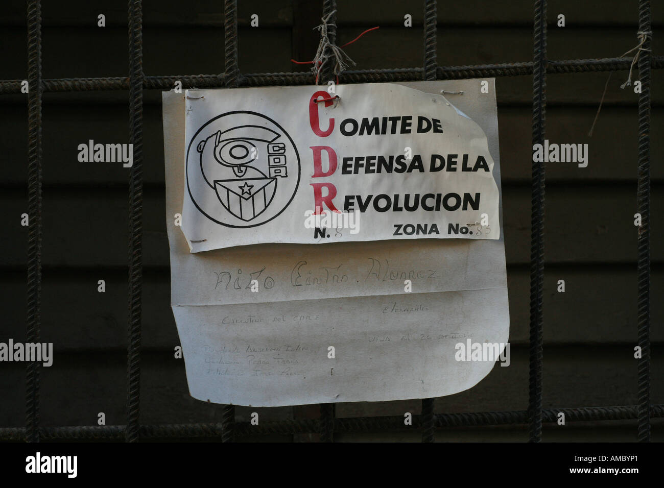 La Habana, Cuba, un aviso en una ventana cerrada de los CDR los comités de defensa de la Revolución Foto de stock