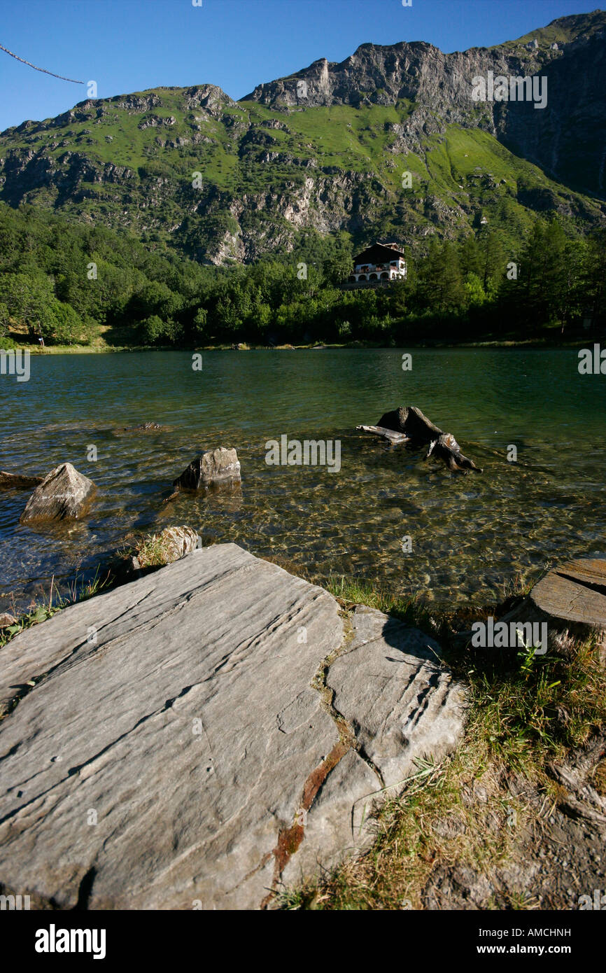 Lago del Piccolo Moncenisio. Alta Valle Susa, Piamonte, Italia. Foto de stock